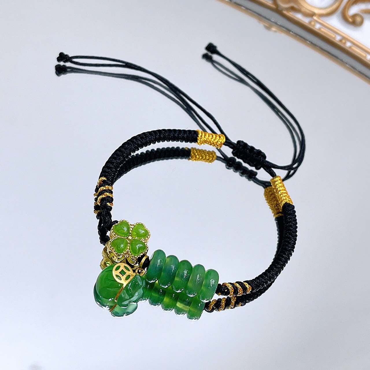 Vòng Chỉ Tết Ngũ Điếu Mã Não – Charm Cỏ & Túi Tiền May Mắn 🍀💰